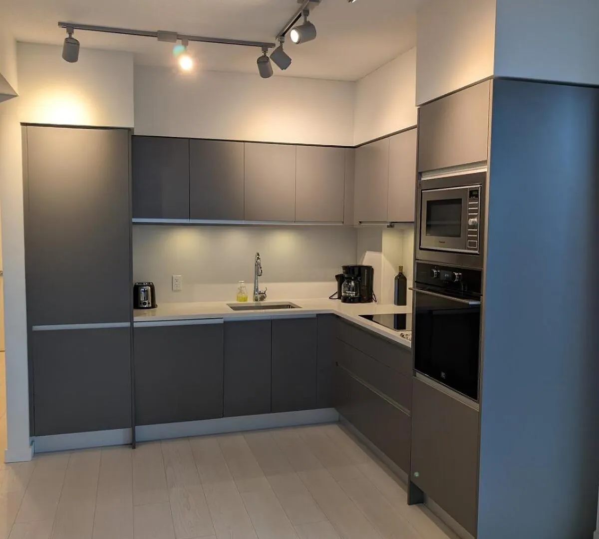 Modern 2 Bedroom Condo With Ac In Olympic Village Vancouver Apartment