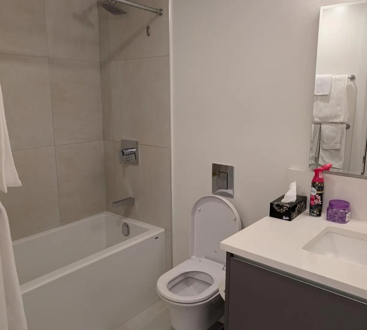Modern 2 Bedroom Condo With Ac In Olympic Village Vancouver